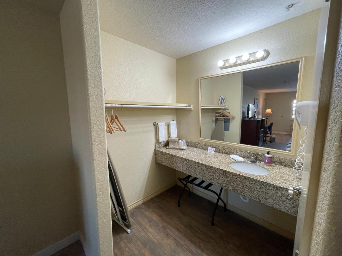 Kenedy Inn And Suites Екстериор снимка